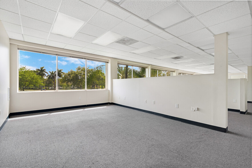 555 S Andrews Ave, Pompano Beach, FL for rent - Interior Photo - Image 2 of 47