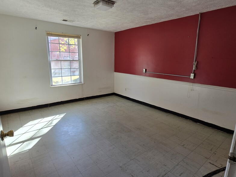 913 9th Ave W, Hendersonville, NC for sale - Building Photo - Image 3 of 18