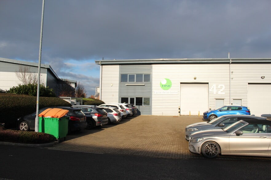 Armstrong Rd, London to rent - Building Photo - Image 3 of 4