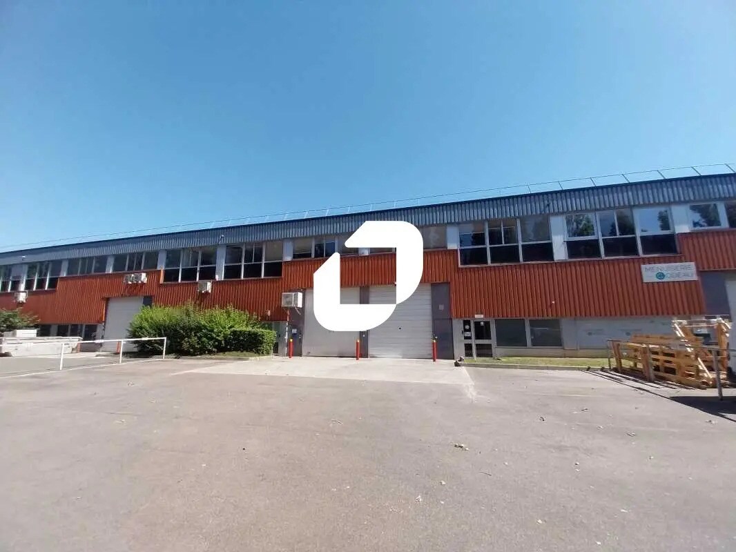 Light Industrial in Trappes to rent Building Photo- Image 1 of 13