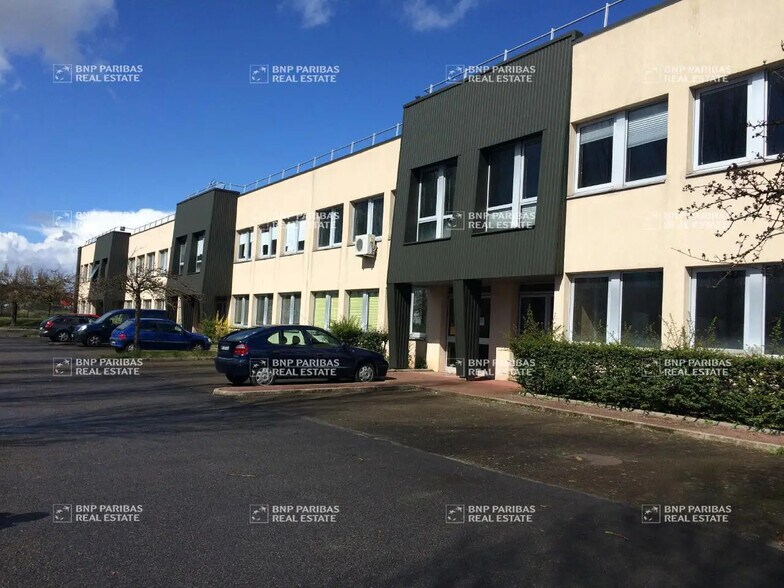 Office in Coignières to rent - Building Photo - Image 3 of 9