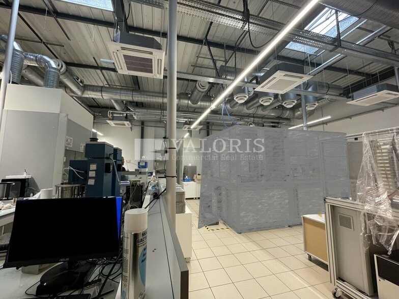 Light Industrial in Lyon to rent - Interior Photo - Image 3 of 7