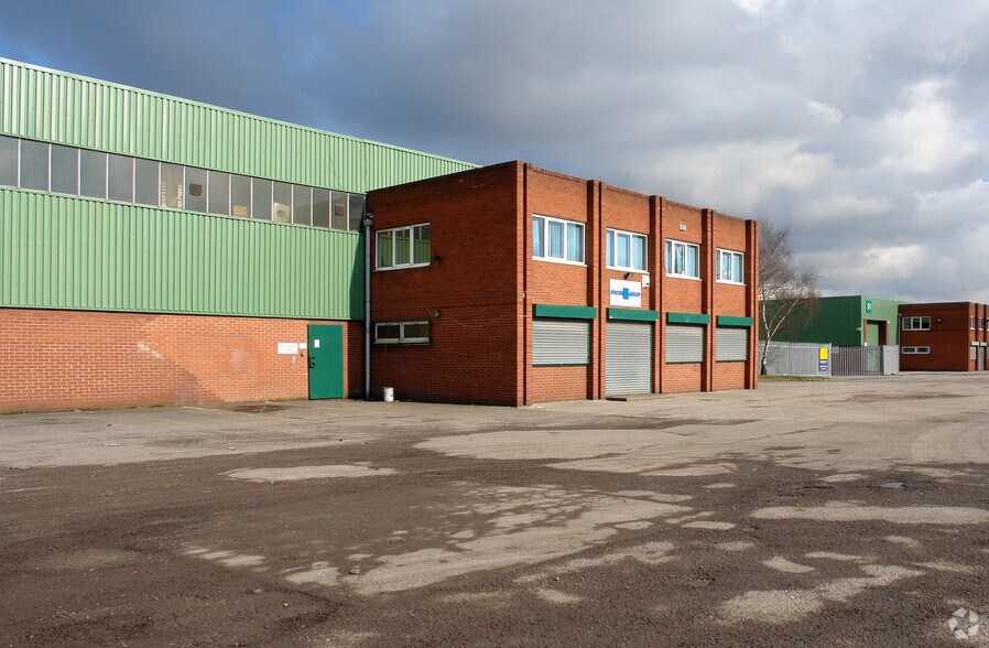 Midacre, Willenhall to rent - Building Photo - Image 3 of 4