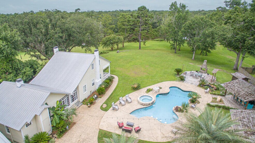 13160 Old Woolmarket Rd, Biloxi 39532 UK