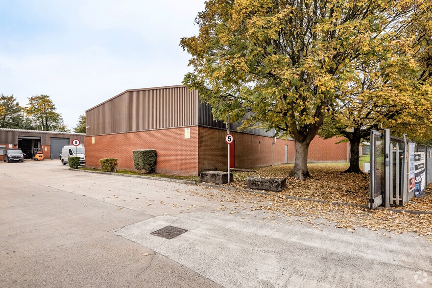 Thames Trading Estate, Manchester to rent - Building Photo - Image 3 of 3