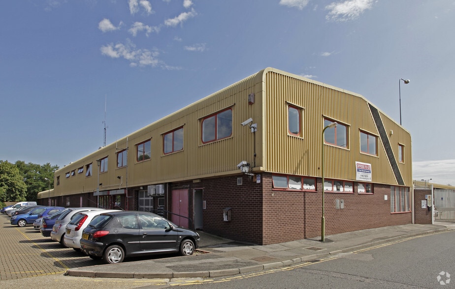 The Fairways, Cheshunt for sale - Primary Photo - Image 1 of 1