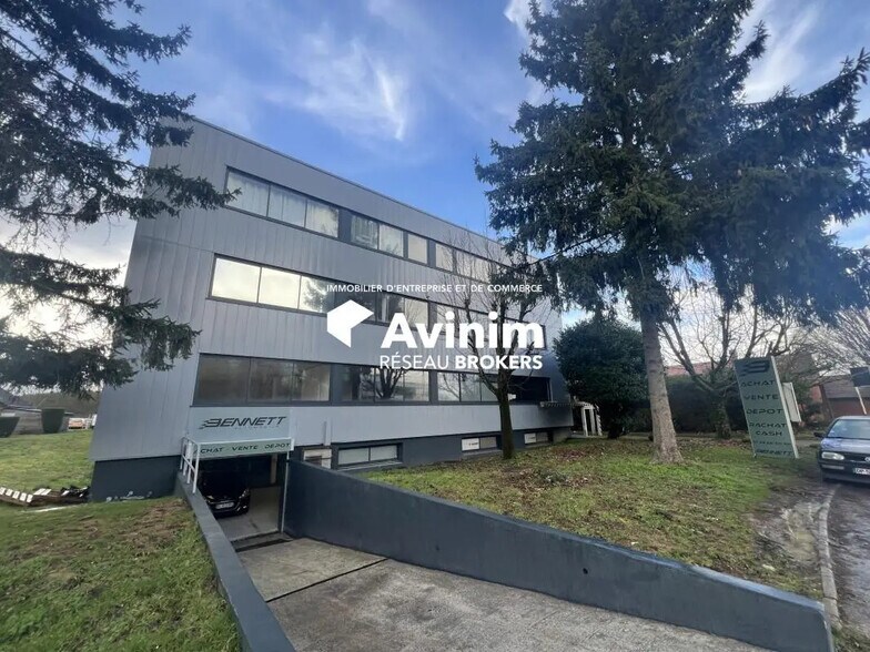 Office in Les Ulis to rent - Building Photo - Image 2 of 7