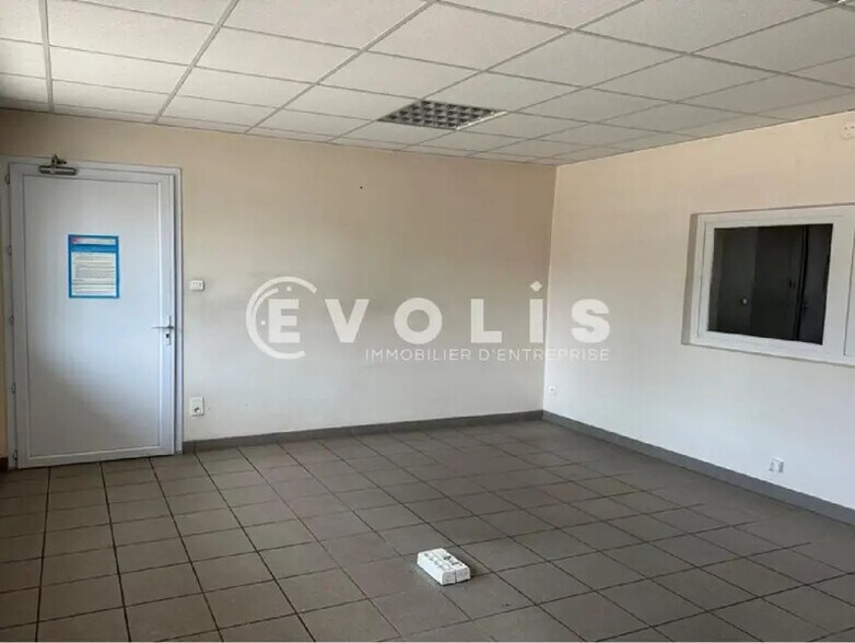 Light Industrial in Saint-Laurent-de-Mure for sale - Interior Photo - Image 2 of 4