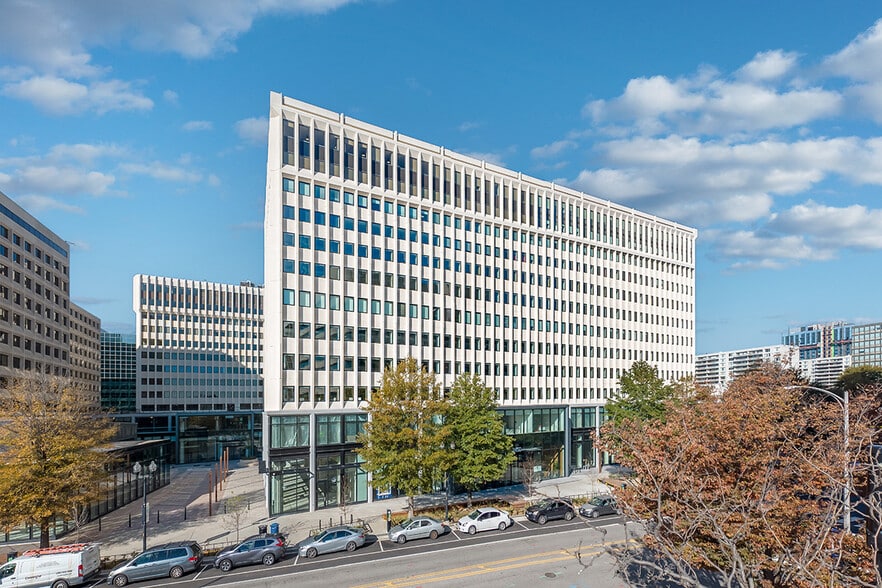 2450 Crystal Dr, Arlington, VA to rent - Building Photo - Image 3 of 14