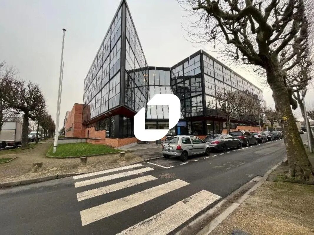 Office in Champigny-sur-Marne to rent Building Photo- Image 1 of 11