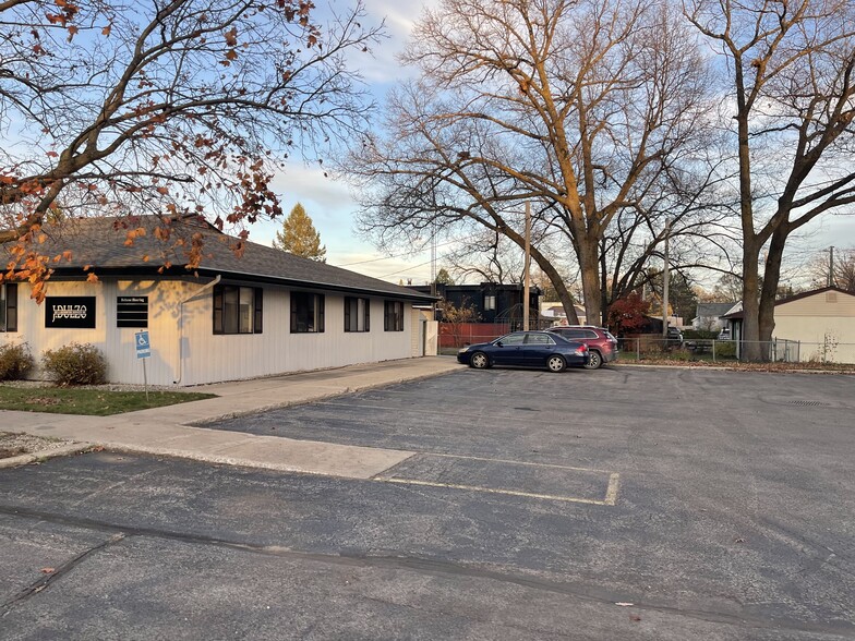 862 E 8th St, Traverse City, MI for rent - Building Photo - Image 2 of 6