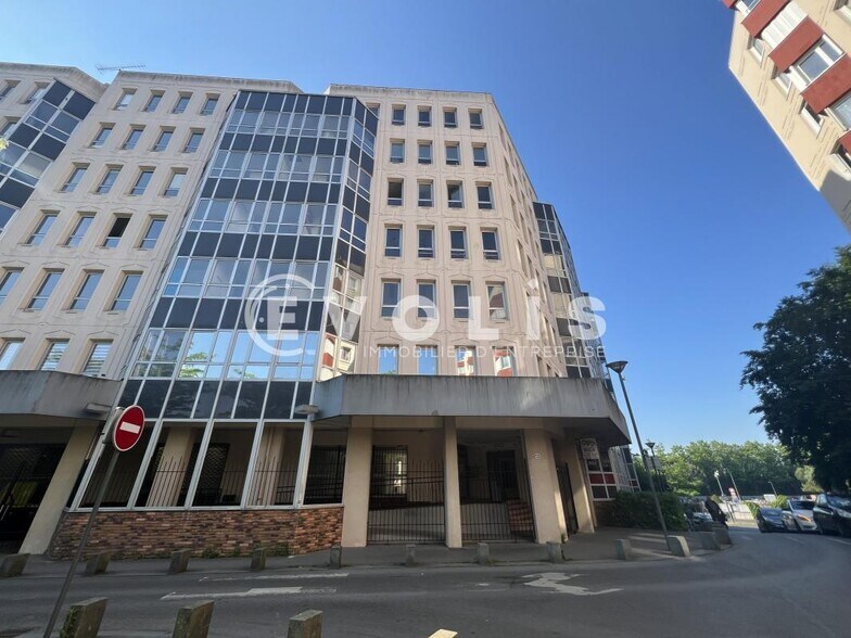 Office in Noisy-le-Grand to rent - Building Photo - Image 1 of 12