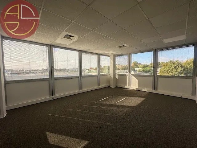 Location Bureaux 358 m² - Photo 1