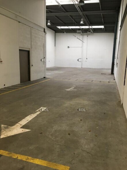 Light Industrial in Aubervilliers to rent - Interior Photo - Image 2 of 6