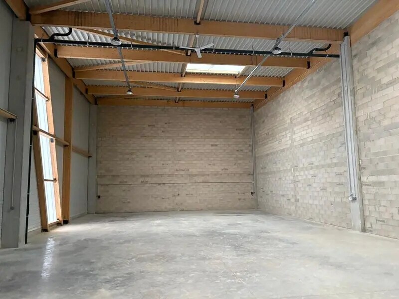 Light Industrial in Lognes to rent Interior Photo- Image 1 of 9
