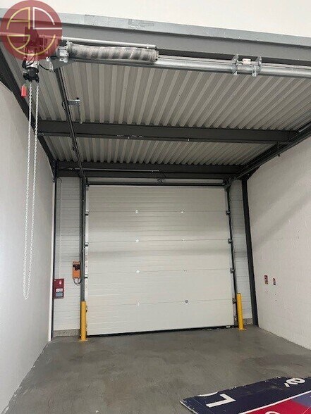 Industrial in Toulouse to rent - Building Photo - Image 3 of 9