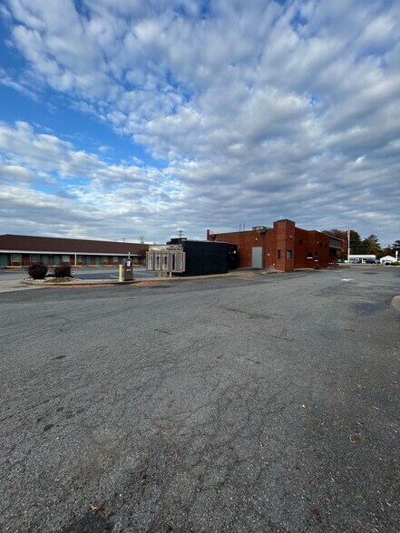 8300 Brook Rd, Richmond, VA for rent - Building Photo - Image 2 of 6