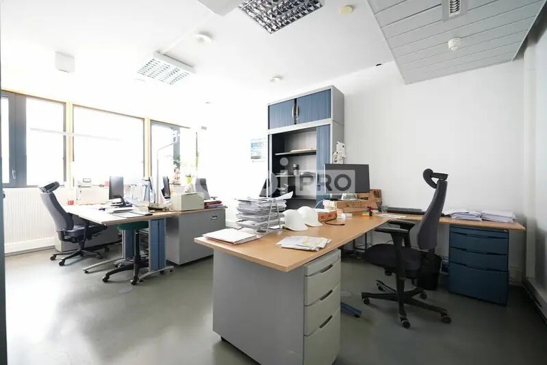 10 Avenue Des Canuts, Vaulx-en-Velin to rent - Building Photo - Image 3 of 12
