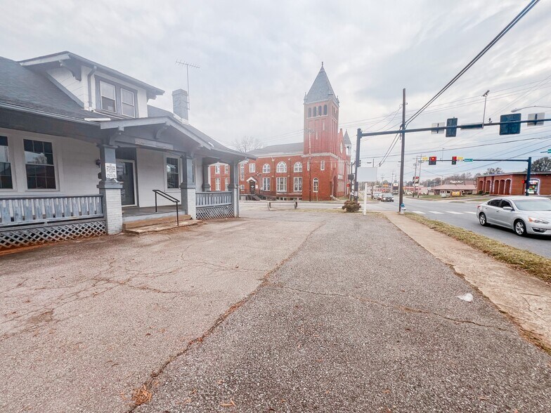 2414 Memorial Ave, Lynchburg, VA for rent - Building Photo - Image 3 of 29