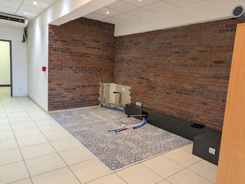 Retail in Bourgoin-Jallieu to rent - Building Photo - Image 1 of 14