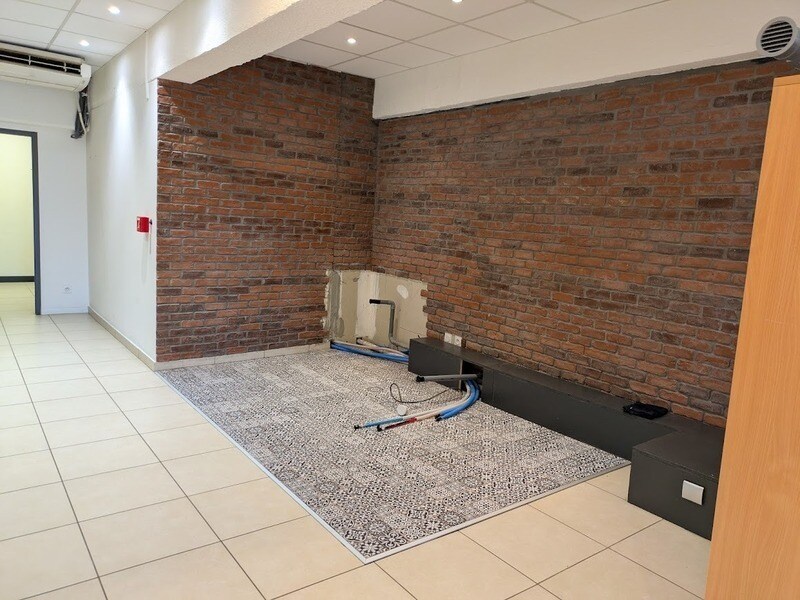 Retail in Bourgoin-Jallieu to rent Building Photo- Image 1 of 15