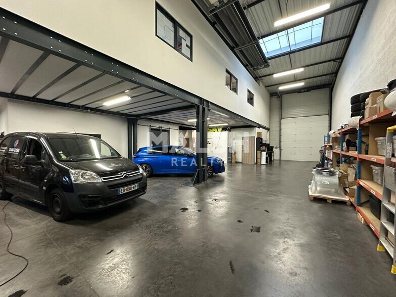 Light Industrial in Décines-Charpieu to rent - Interior Photo - Image 2 of 9