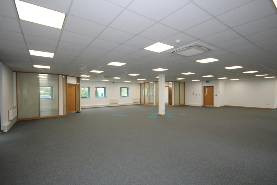 Steelpark Rd, Halesowen to rent - Building Photo - Image 2 of 10