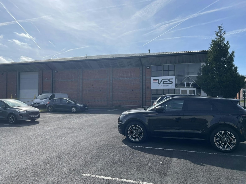 18 Barrs Fold Rd, Bolton to rent - Building Photo - Image 3 of 4