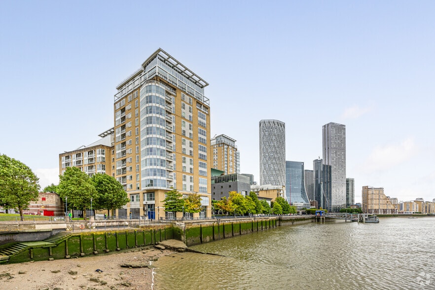 37 Westferry Circ, London to rent - Building Photo - Image 2 of 3