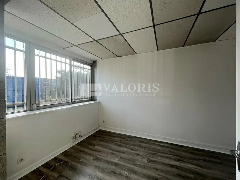 Light Industrial in Chassieu to rent - Interior Photo - Image 2 of 8