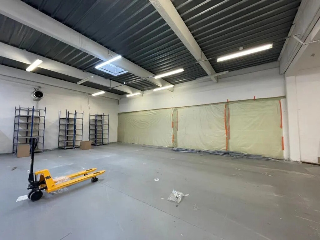Location Entrepôt 773 m² - Photo 1