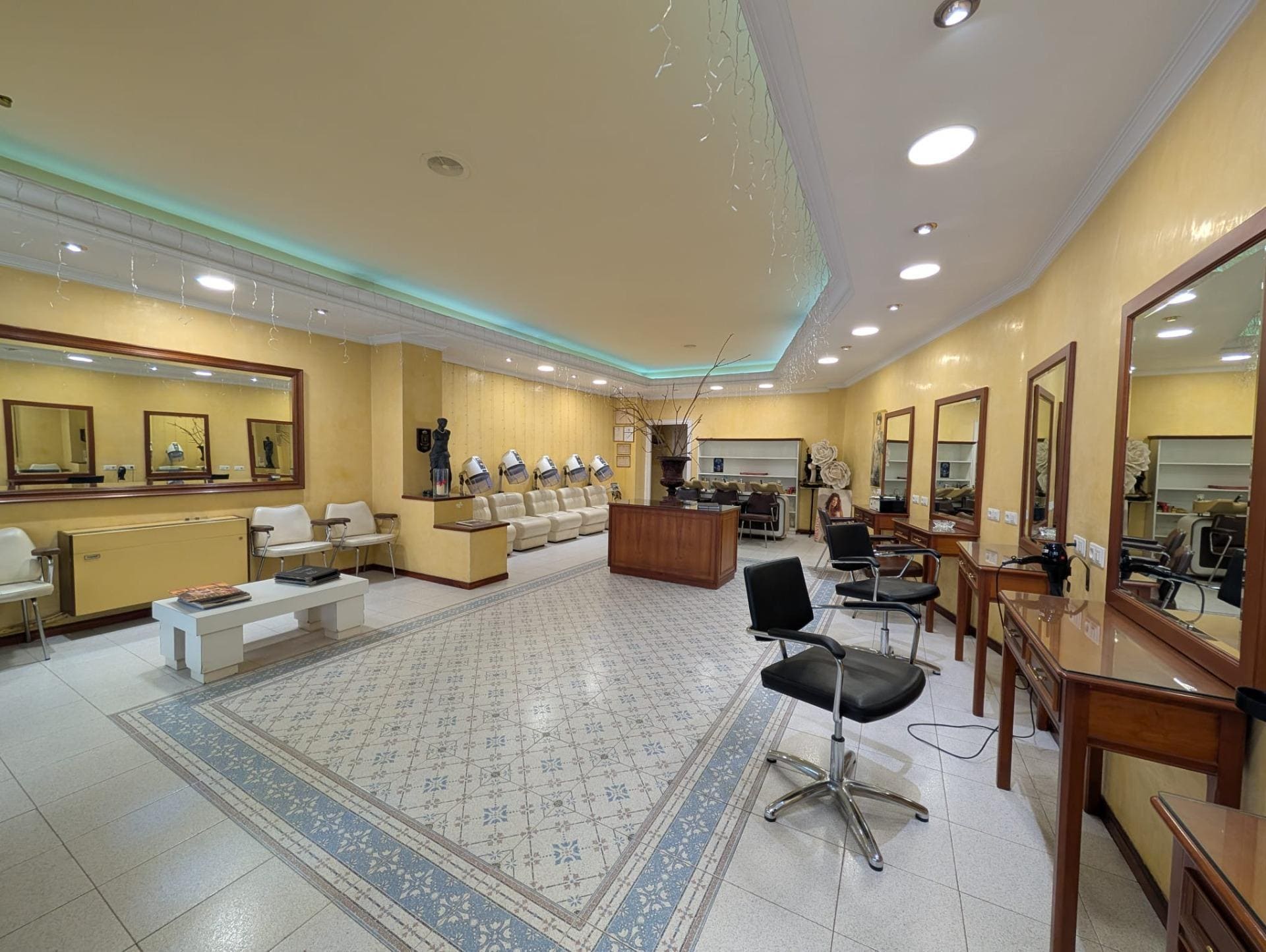 Retail in Molins de Rei, Barcelona to rent Interior Photo- Image 1 of 2
