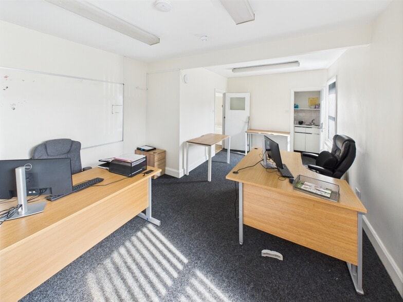 313 Chester Rd, Ellesmere Port to rent - Building Photo - Image 2 of 5