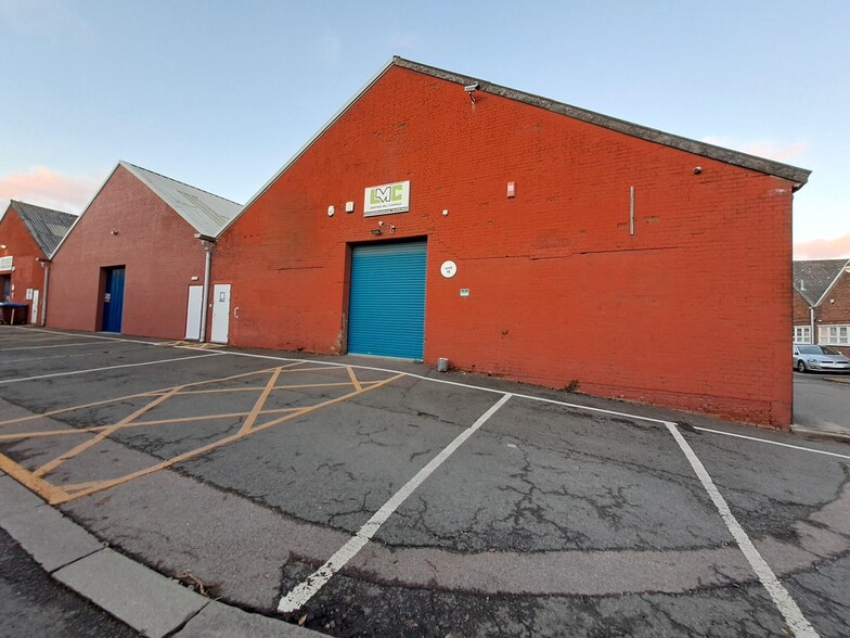 Tewin Rd, Welwyn Garden City to rent - Building Photo - Image 2 of 2