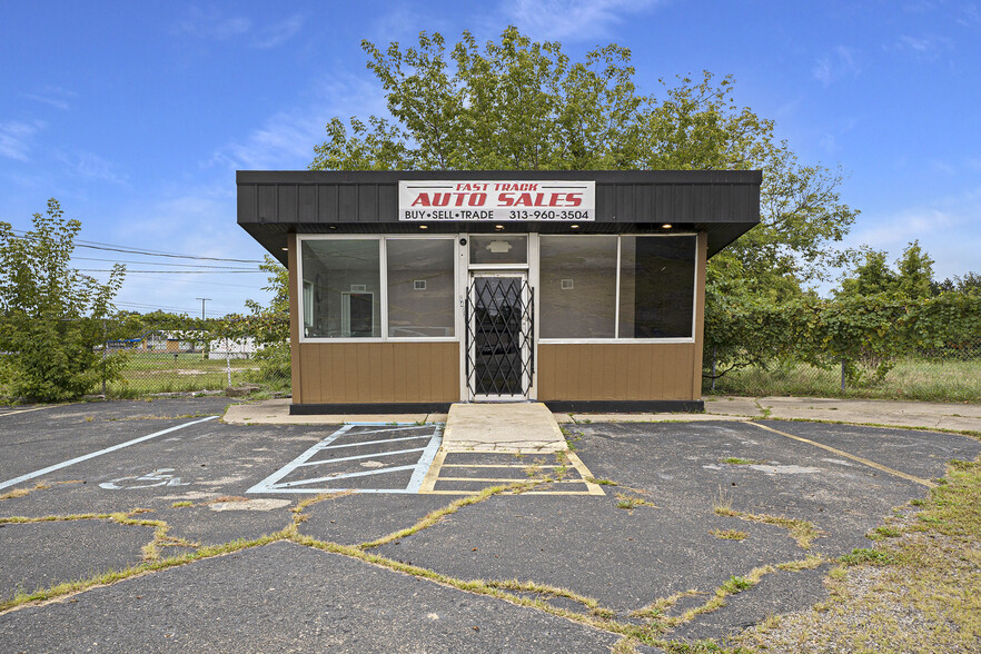 4023 W Pierson Rd, Flint, MI for rent - Building Photo - Image 1 of 17