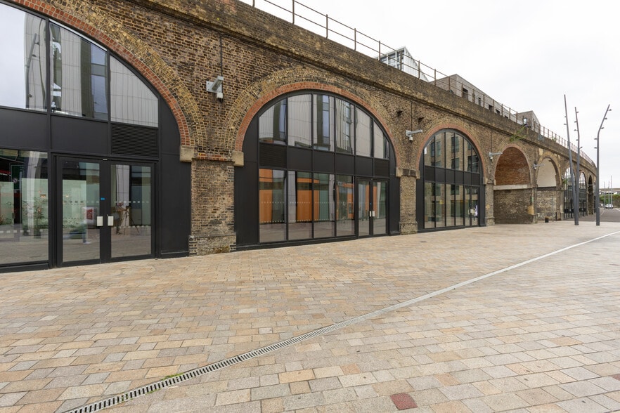 Patcham Ter, London to rent - Building Photo - Image 2 of 6