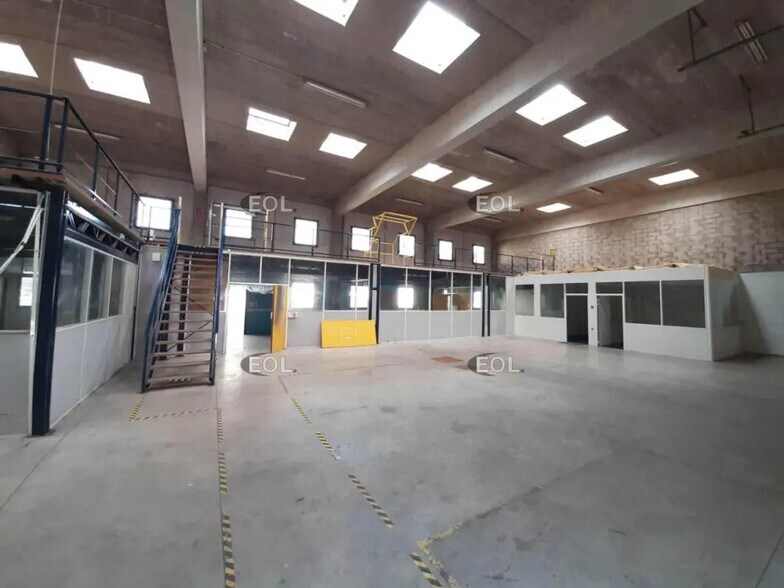 Light Industrial in Vitry-sur-Seine to rent - Interior Photo - Image 2 of 3