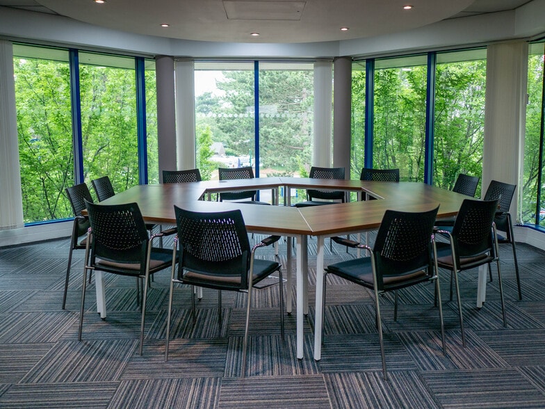 2010 The Crescent, Birmingham to rent - Interior Photo - Image 3 of 11