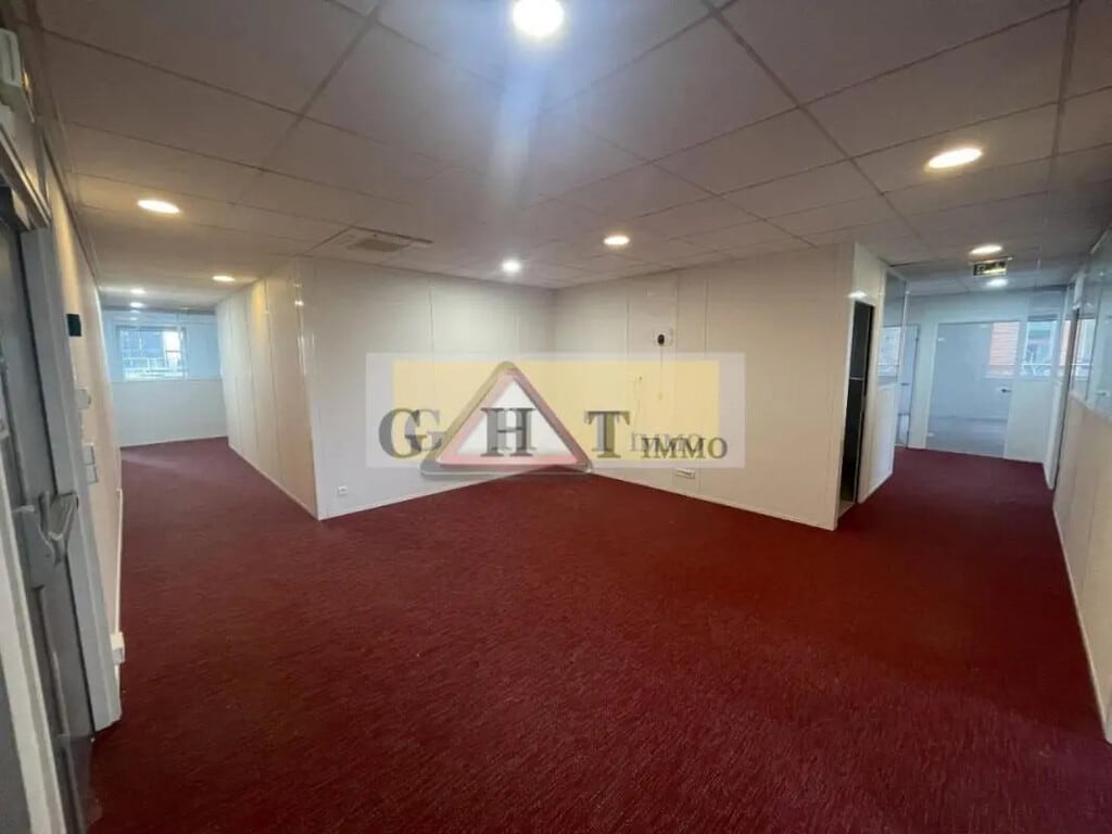 Location Entrepôt 667 m² - Photo 1