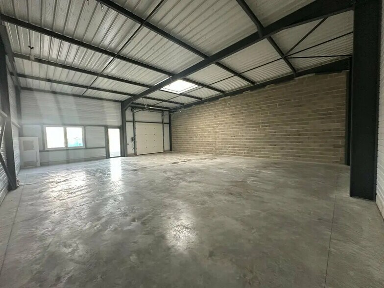 Light Industrial in for sale - Interior Photo - Image 3 of 6