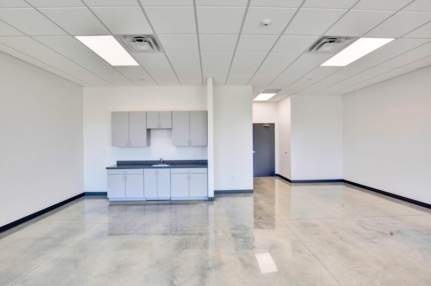 500 Wonder World Dr, San Marcos, TX to rent - Interior Photo - Image 2 of 11