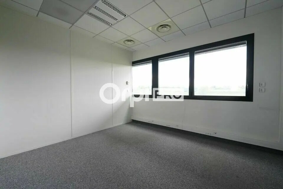 Office in Saint-Priest to rent Interior Photo- Image 1 of 8