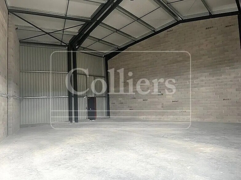 Light Industrial in Peypin for sale - Interior Photo - Image 2 of 4