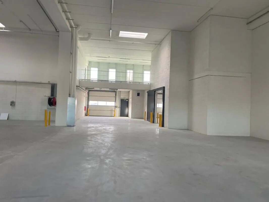 Industrial in Bondy to rent Building Photo- Image 1 of 12