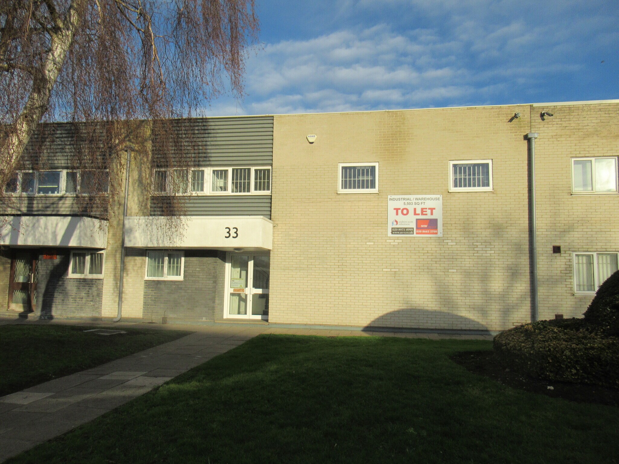 33 Wates Way, Mitcham to rent Building Photo- Image 1 of 6