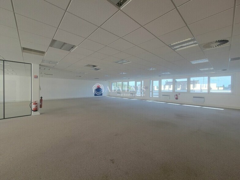 38 Rue Des Renouillères, Saint-Denis to rent - Interior Photo - Image 3 of 12