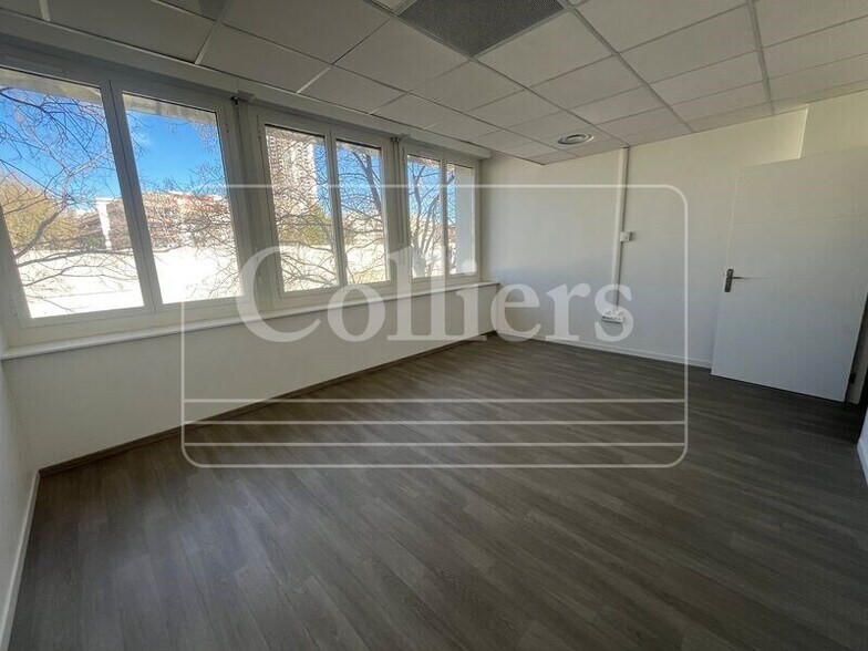 Office in Marseille to rent - Interior Photo - Image 2 of 9