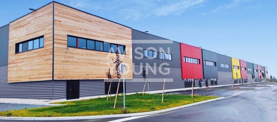 Light Industrial in Louvres to rent - Building Photo - Image 2 of 3