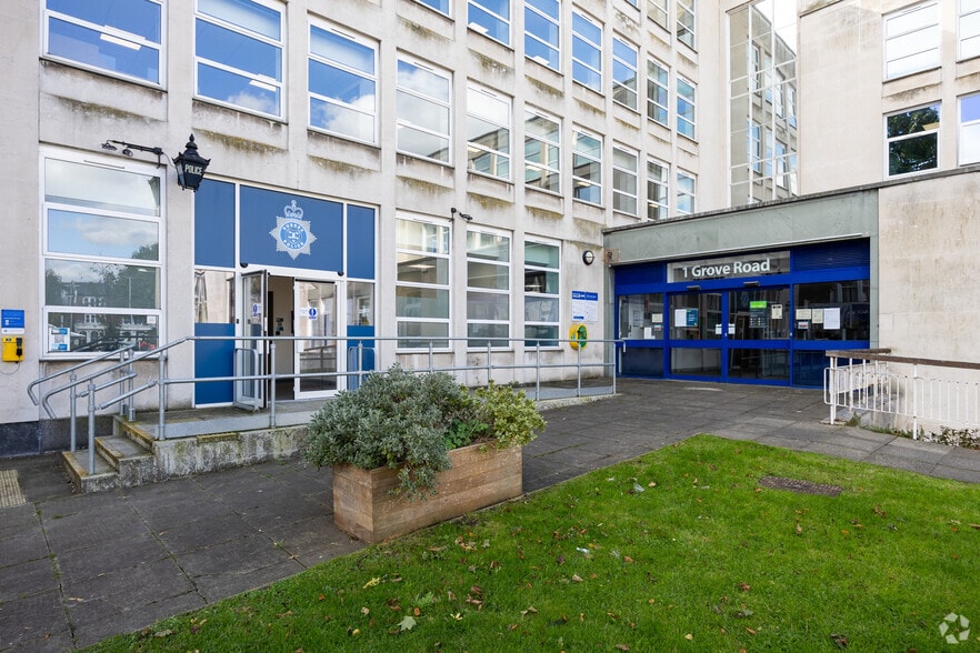1 Grove Rd, Eastbourne to rent - Building Photo - Image 3 of 3