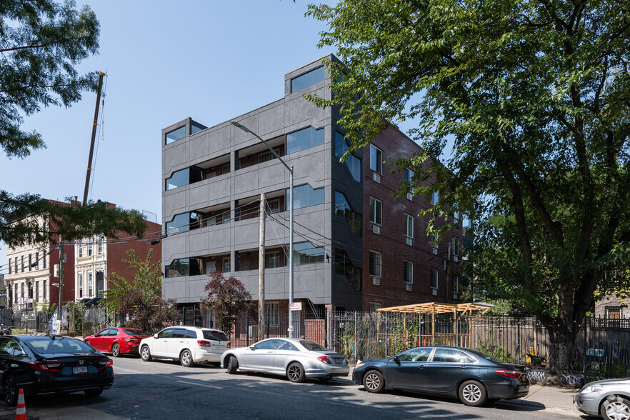 385 Vernon Ave, Brooklyn, NY for sale - Primary Photo - Image 1 of 1